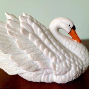 Vintage Beautiful Royal Heritage white Swan Figurine in excellent Condition